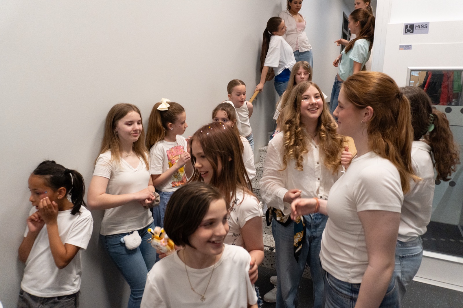 Dansare umgås och skrattar tillsammans backstage