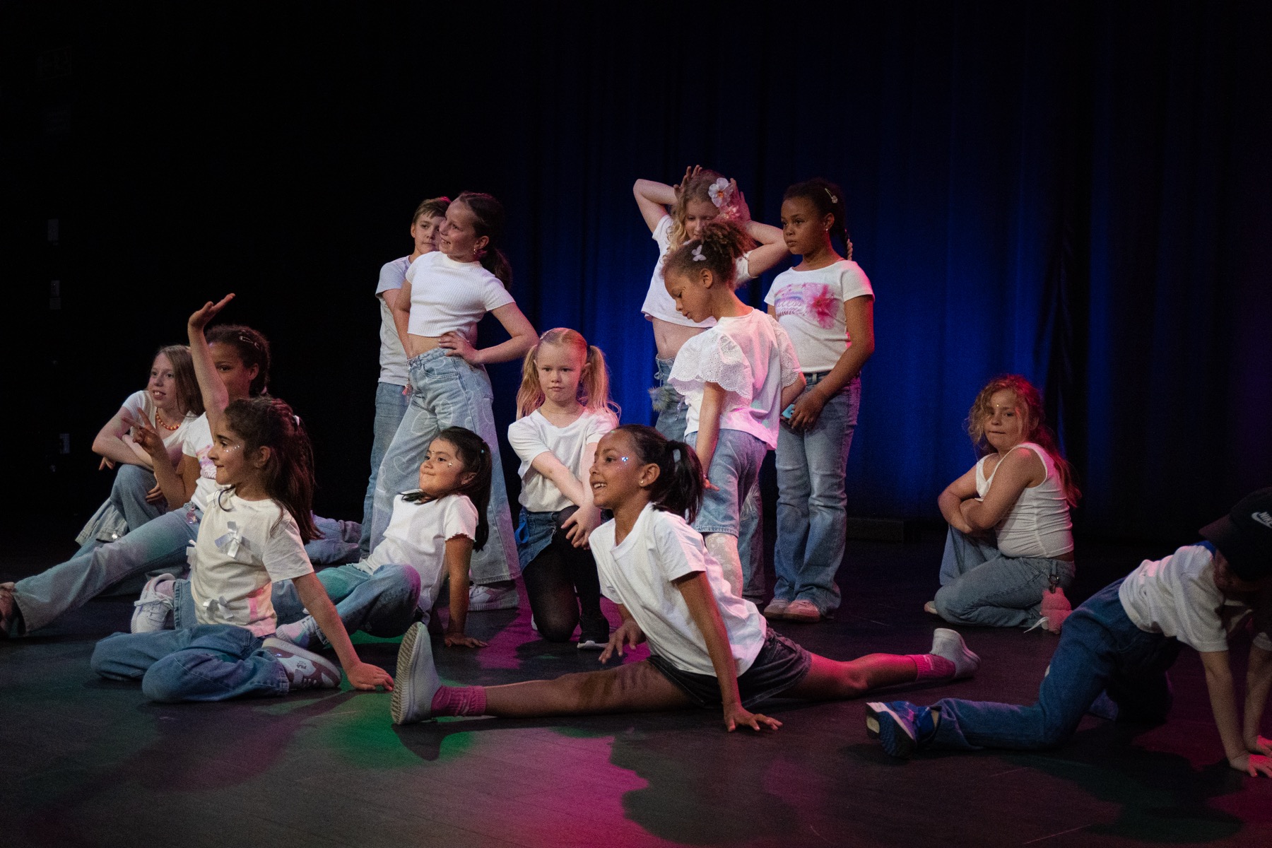 Dansare från Zey Dance Club på scen under uppvisning